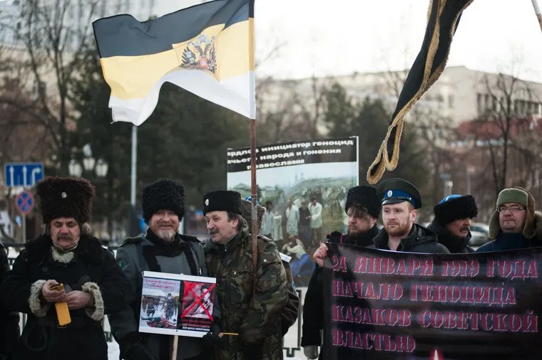 Митинг казаков России за снос памятника Якову Свердлову и в память жертв геноцида казаков большевистской властью. Екатеринбург , плакаты, пикет, казаки, свердлов яков, имперский флаг, митинг казаков