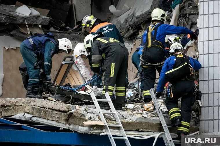 Спасатели и пожарные разбирают завалы на месте обрушения