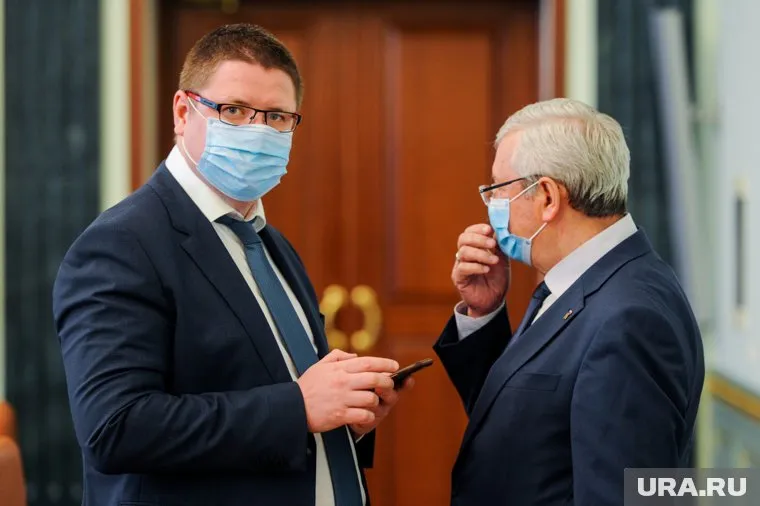 Анатолий Векшин (слева) долечивается дома