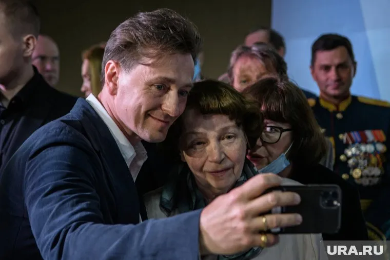 Актер сделал на память селфи с племянницей легендарного разведчика