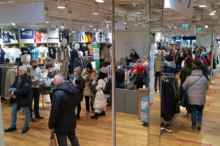 Магазины Пандора, Адидас и Юникло в ТРЦ Гринвич после объявления о закрытии. Екатеринбург