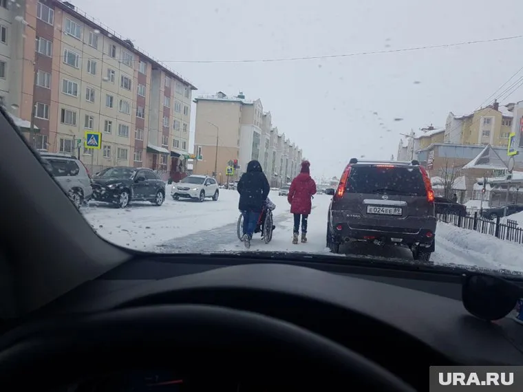 Инвалида на коляске пришлось везти среди машин