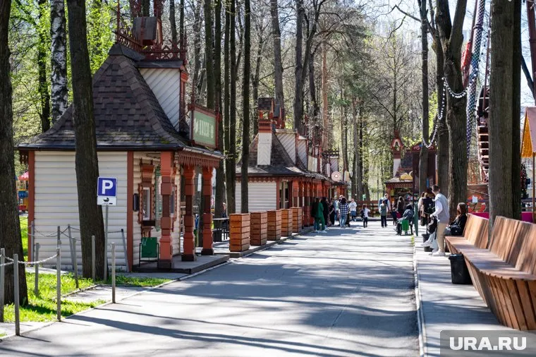 Речь идет о зданиях кафе Casa mia и «Халва», расположенных на территории парка