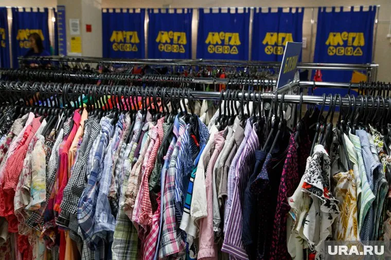 Ряды одежды в секондхендах поредели