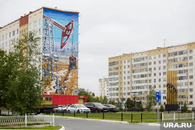 Горожане связывают покраску деревьев с визитом в город высоких гостей