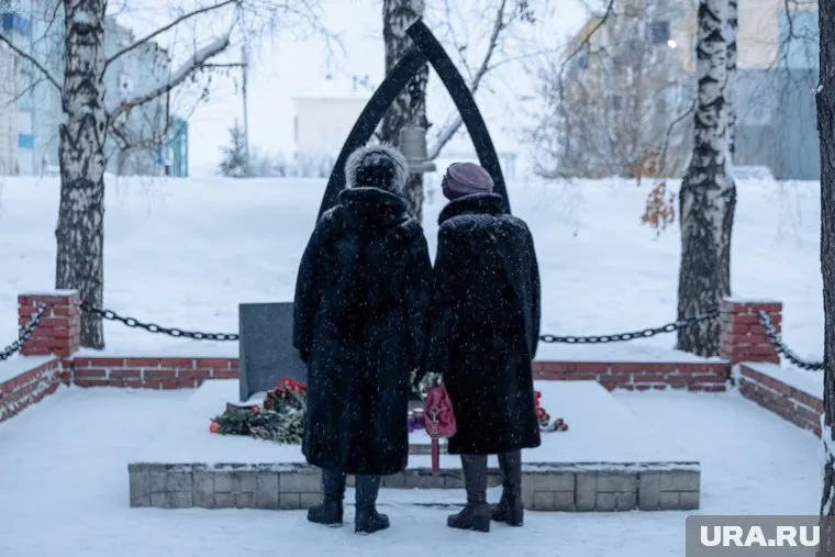 Местные жители третий день идут в центр города, чтобы почтить память погибших односельчан