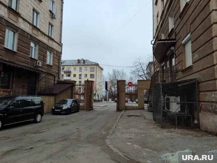 Жители домов на пр. Ленина, 57 и пр. Строителей, 2 опасаются, что к ним не смогут проехать экстренные службы