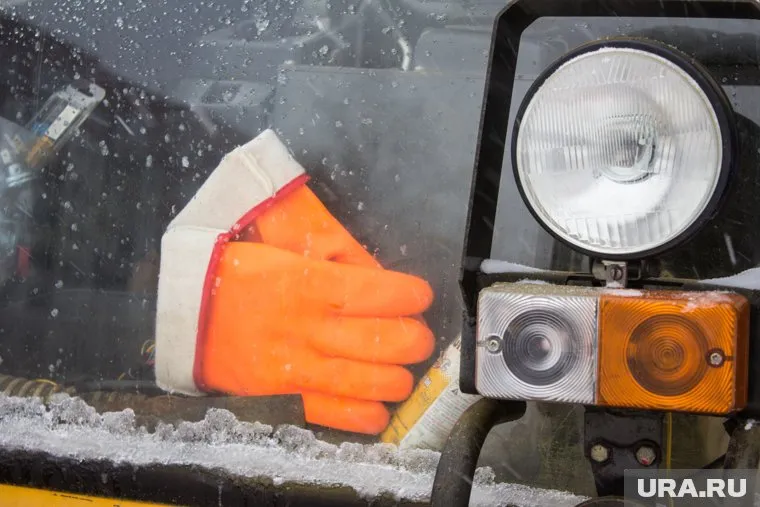 Сотрудникам филиала «Сургутнефтегаза» выдают резиновые перчатки для работы в мороз