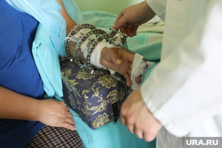 Врач Центра им. Илизарова провел осмотр пациентов в Казахстане (архивное фото)