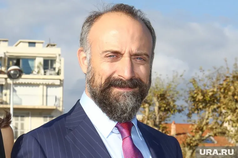 Знаменитый актер не сразу видел себя в мире сцены и кино