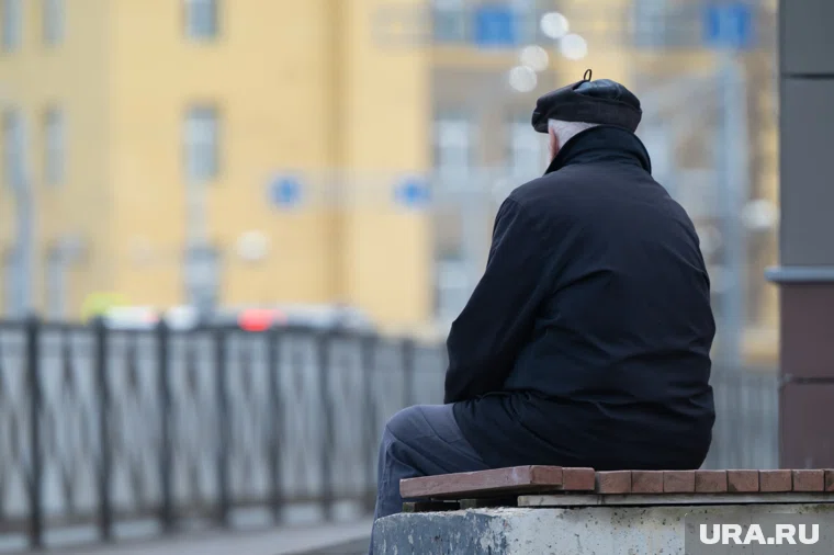 На пенсионере была одета черная кепка «восьмиклинку»