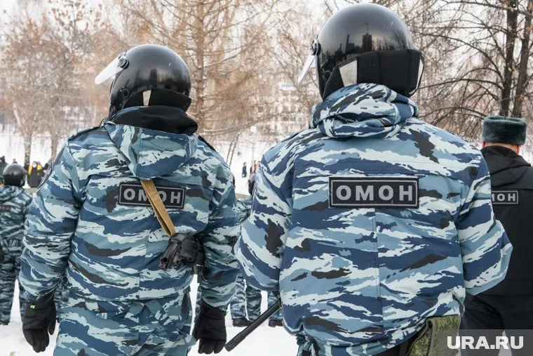 На месте работает ОМОН