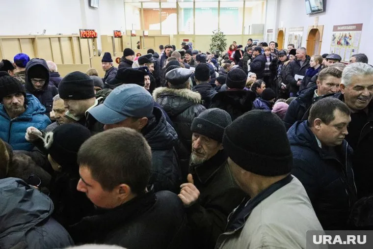 В небольшом помещении наркодиспансера собрались сотни человек