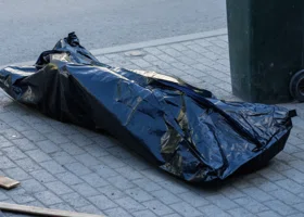 В Тюмени под окнами многоэтажки обнаружено тело мужчины