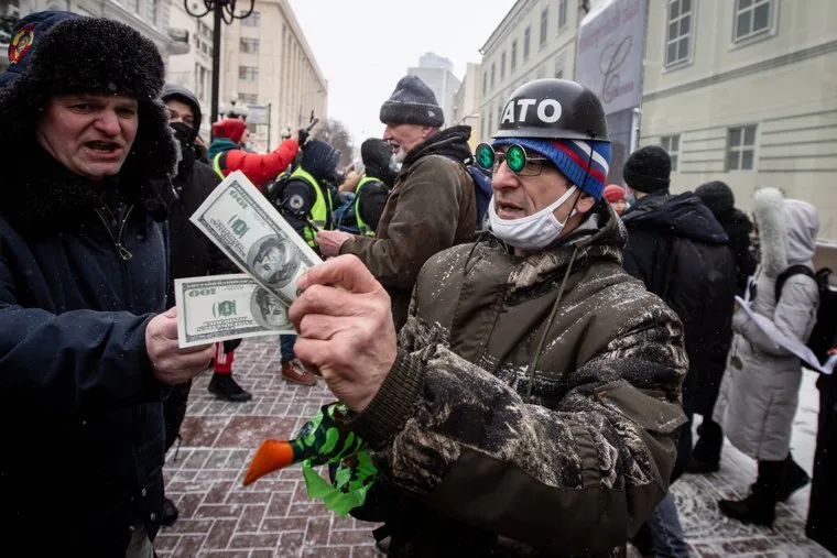 Несанкционированная акция «Цепь солидарности» в день Святого Валентина вдоль улицы Старый Арбат. Москва