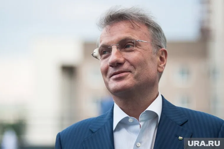 Греф заметил, что наличные деньги в ближайшее будущем не исчезнут