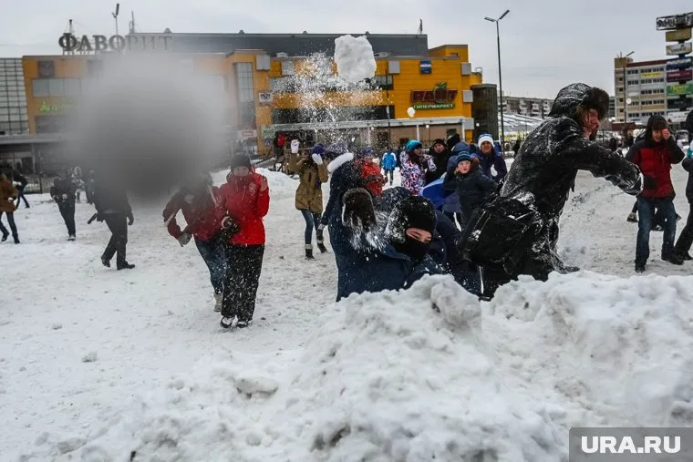 Семиклассник случайно попал снежком в автомобиль офицера, за что тот ударил ребенка в лицо (архивный снимок)
