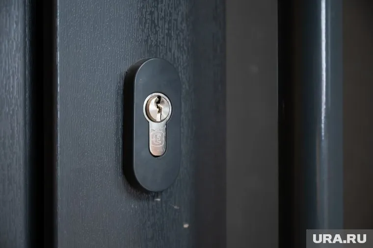 Труп женщины обнаружили за закрытыми дверями