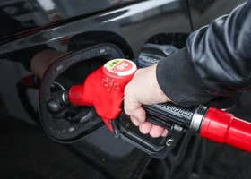 В Пермском крае продолжает дешеветь бензин