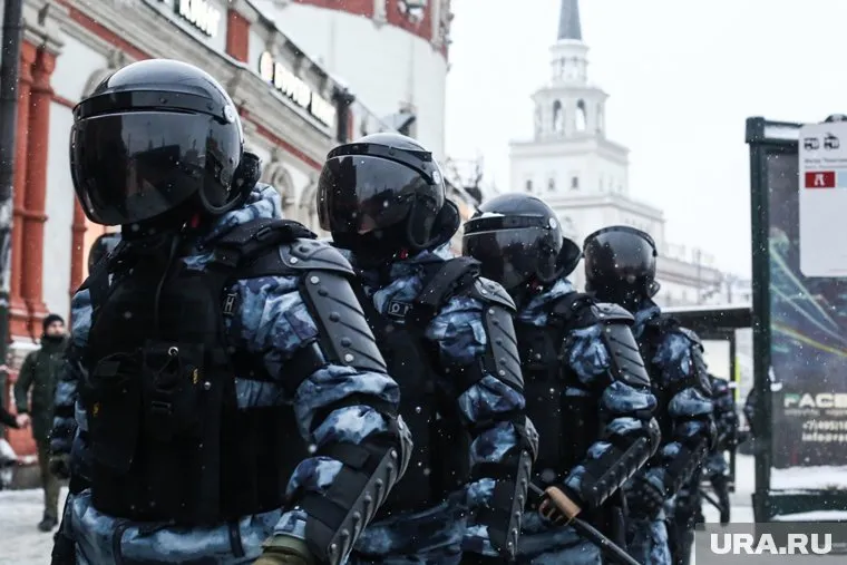 Силовики зашли внутрь здания (архивное фото)