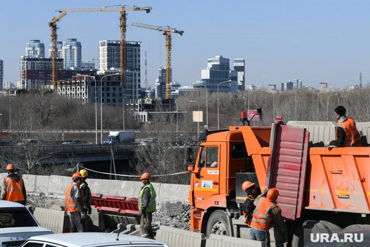 Дорогу на Щербакова расширили до трех полос, всего их четыре