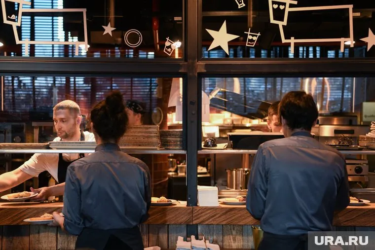 Помощникам официанта в Тюмени обещают платить до 16 000 рублей