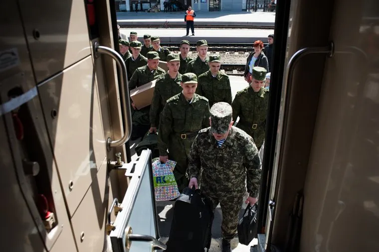 Отправка призывников на службу в Президентский полк (Кремлевский полк). Екатеринбург, поезд, армия, солдаты, призывники, отправка в армию, служба, проводы в армию