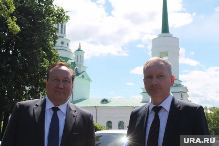 Министр Трофимов (слева) отправил комиссию для проверки работы Александра Павловских (справа)