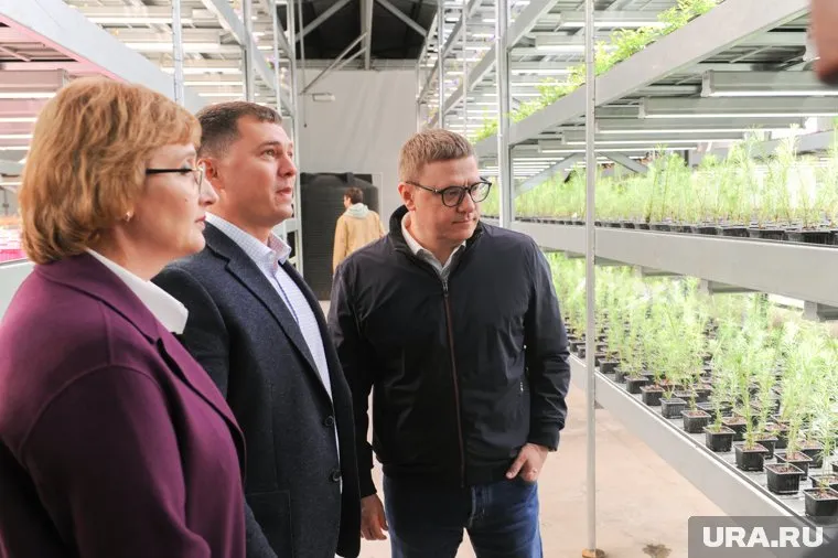 Алексей Текслер (слева) решил возвести на месте бывшей свалки экопарк