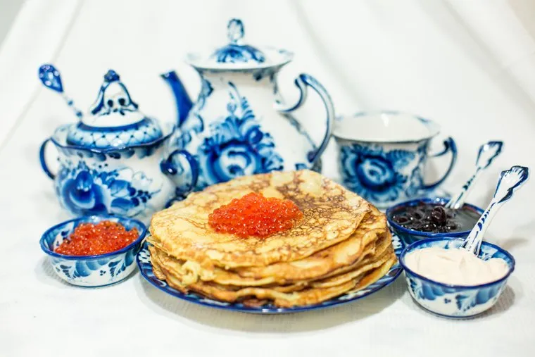 Выпекание масленичных блинов. Москва