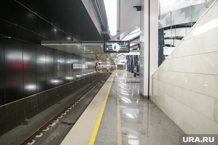 В метро с рельс достали тело упавшего пассажира