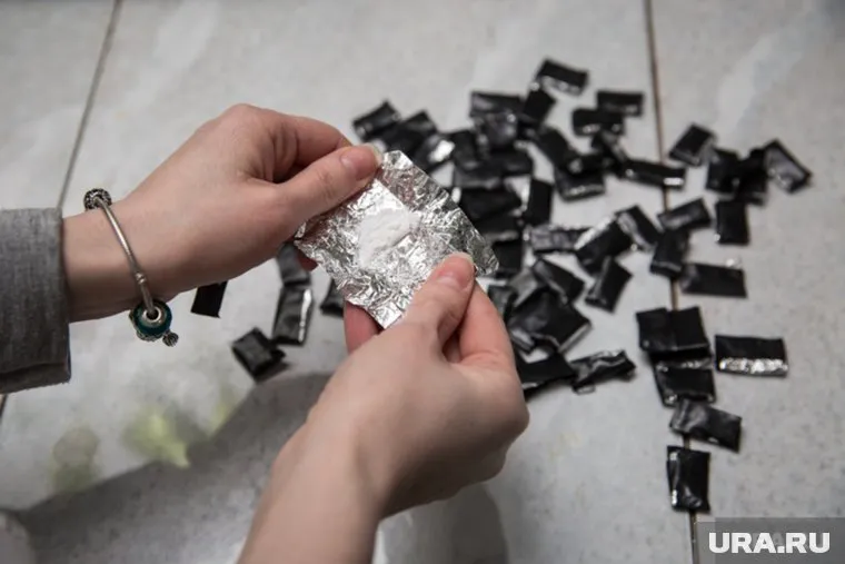 В Екатеринбурге детей массово вербуют наркоторговцы через мессенджеры. «1 из 1000 лохов пишет, что согласен»