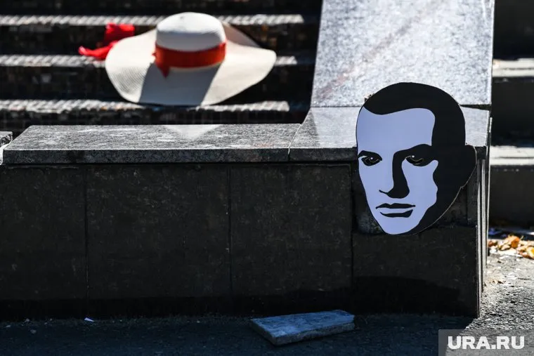 Маяковский писал письмо из Симферополя, который посещал по работе