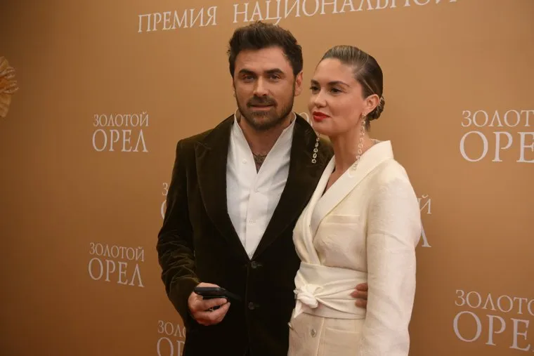 Петр и Агата на публике изображают страстные отношения