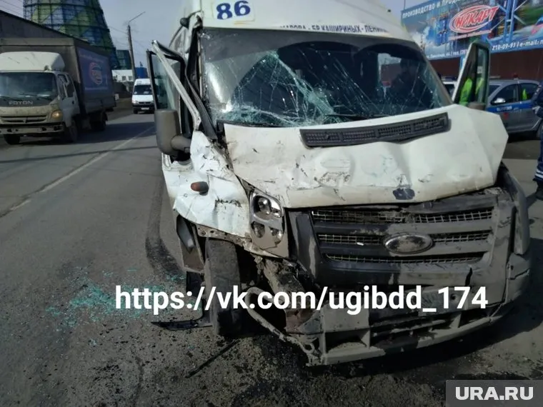 У автобуса разбита вся передняя часть