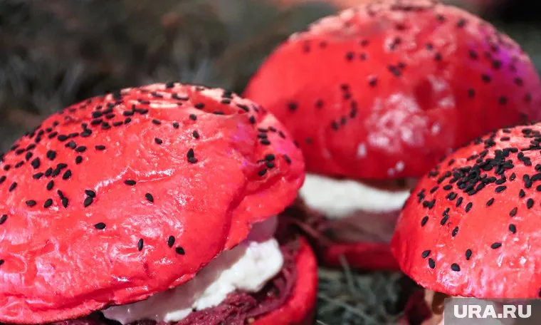 Розовые бургеры появились в продаже в Сургуте и Нижневартовске