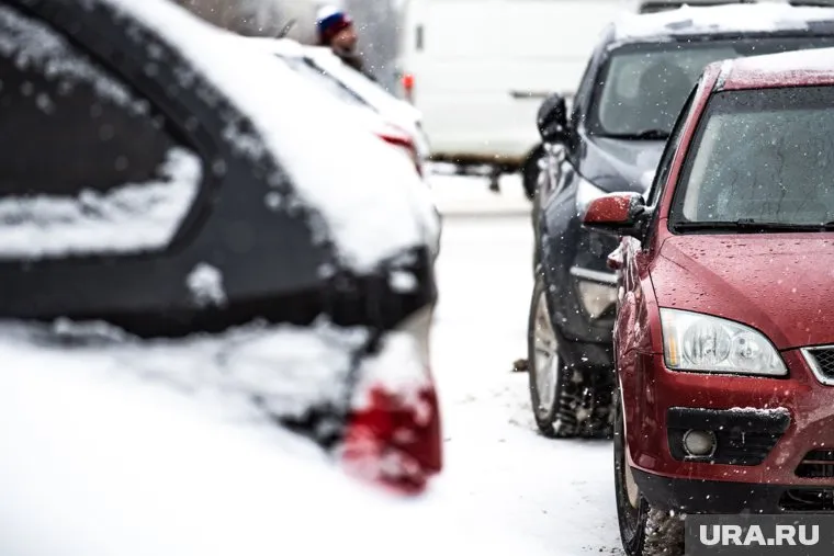 Автовладельцы советуют иметь при себе скребки и аэрозоли, чтобы справиться с обледенением