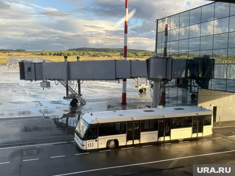 Рабочие уже занимаются демонтажем старого асфальта на строительной площадке