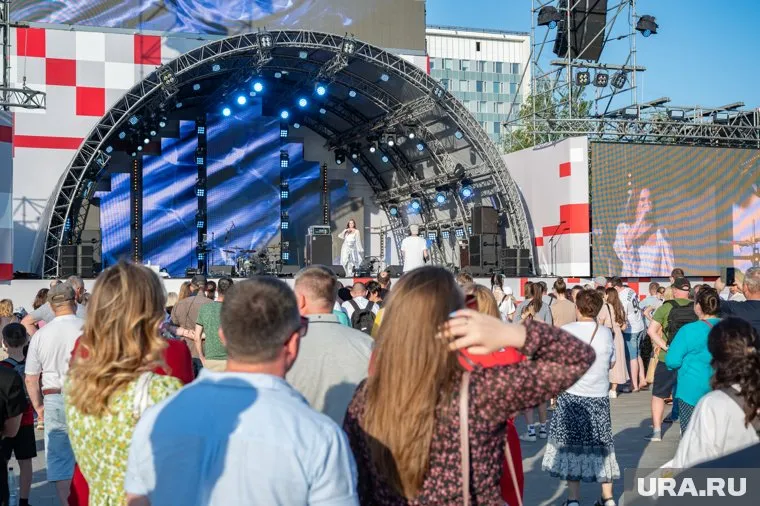 Предложение руки и сердца прозвучало с праздничной сцены