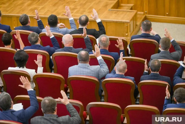 На время ремонта зала заседаний депутаты перехали в актовый зал, где голосовали руками