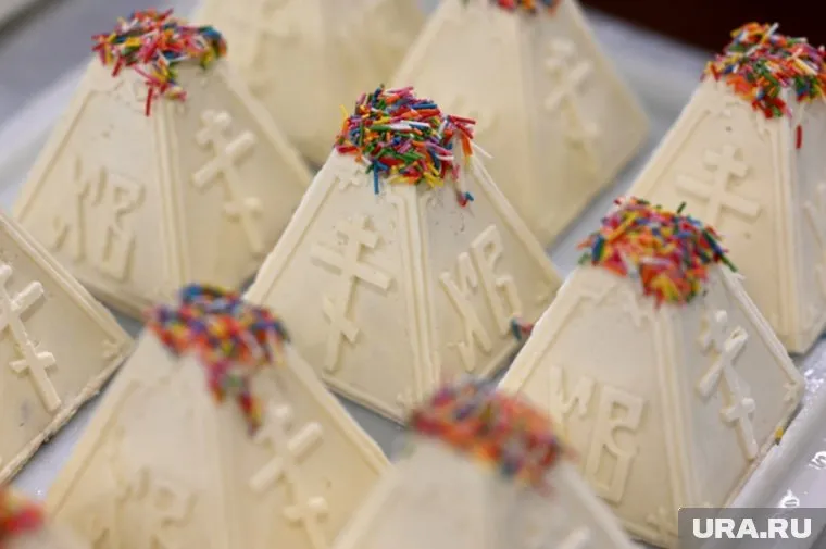 Традиционно творожная пасха украшается символами «ХВ», цветной посыпкой или натуральными ингредиентами