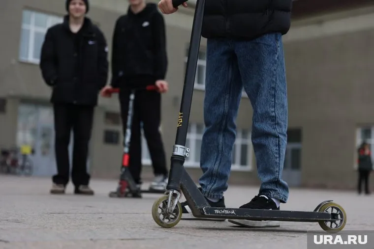 Хулиганы скинули с балкона скейт на голову ребенка