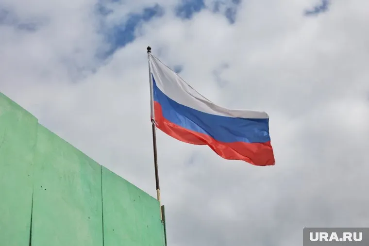 В Заозерном районе Кургана установили флаг на железной вышке