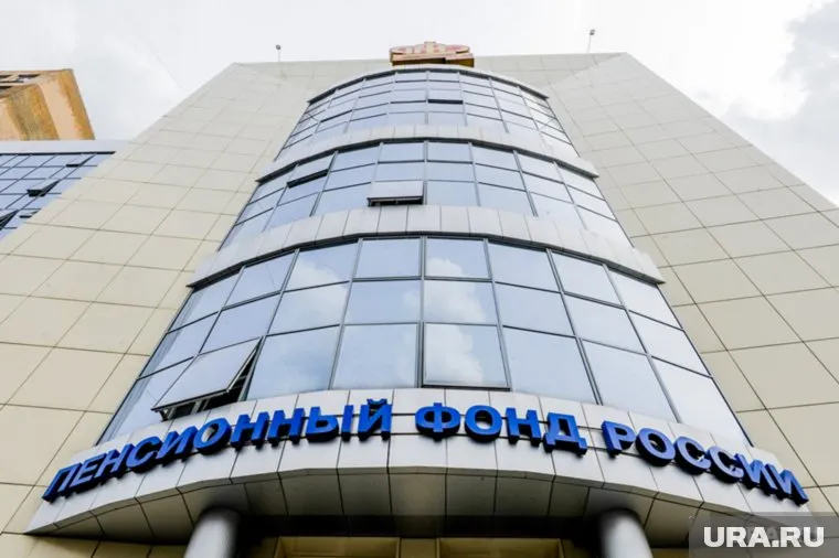 Деньги, полученные с продажи особняков ПФР, нужно направить на повышение пенсий, считает Валерий Гартунг