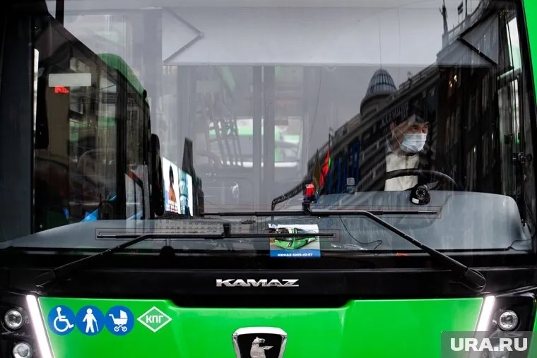 Водителям и фармацевтам предложили вакансии с бронью