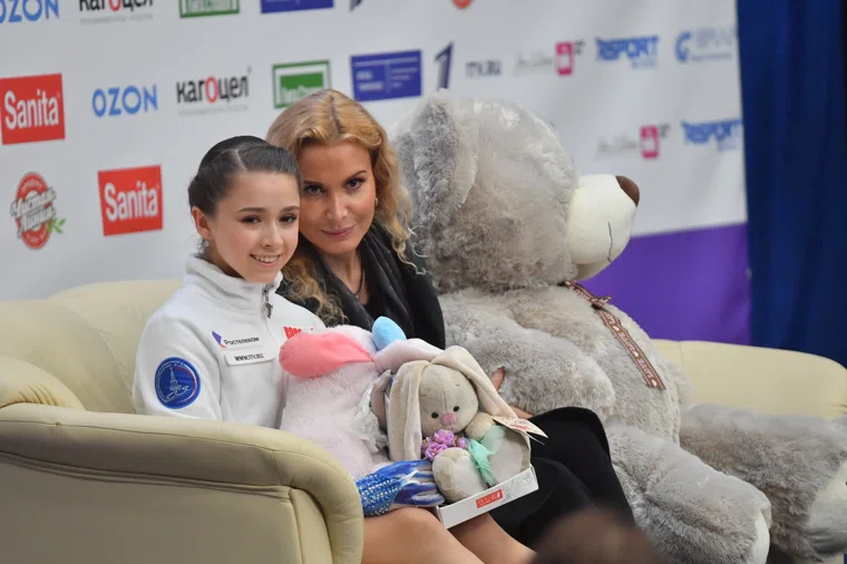 Валиева пришла с букетом к Тутберидзе перед переходом к Навке