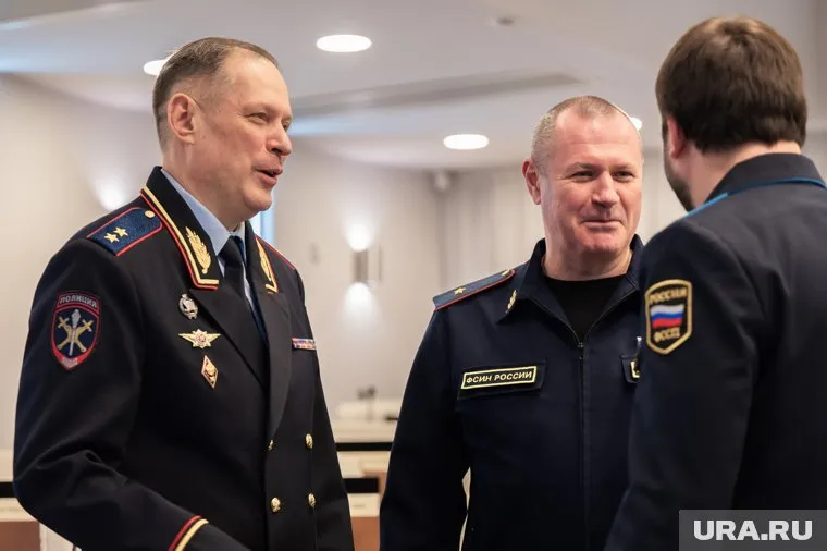 У Леонида Мустайкина (в центре) пятеро помощников