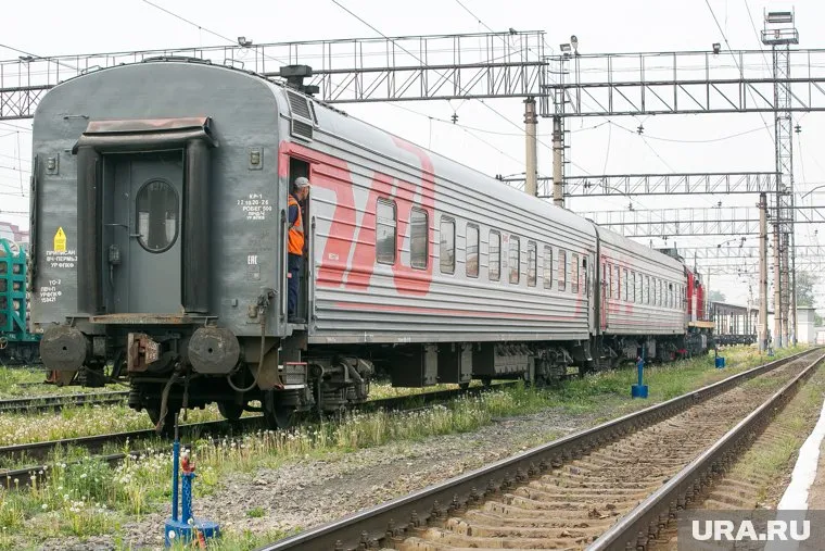 Три вагона поезда опрокинулись при сходе с рельс