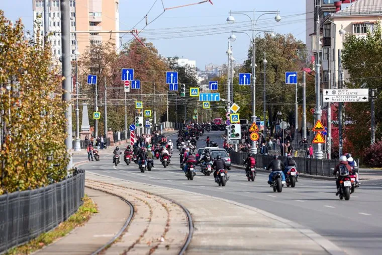 Мотоколонна проезжает по центру Екатеринбурга