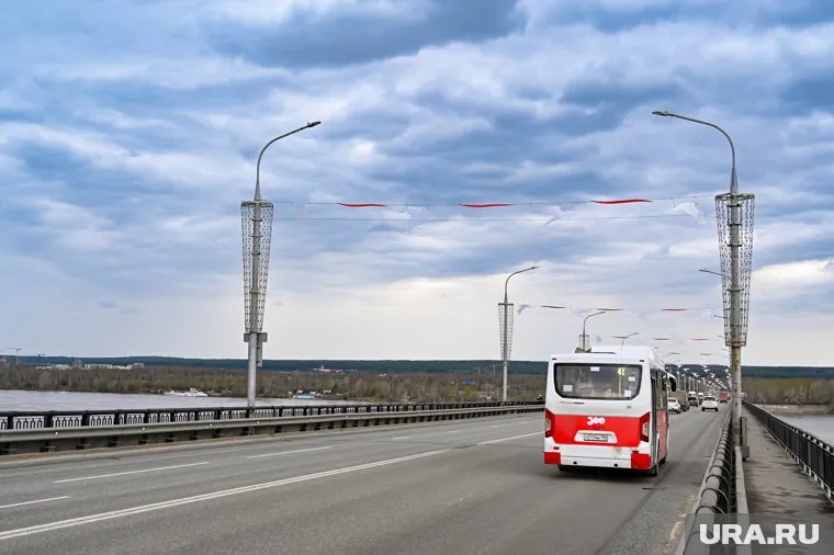 Автобус с пассажирами упал с моста в реку на Кубани (архивное фото)